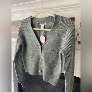 NWT 3 button sweater. Size Small